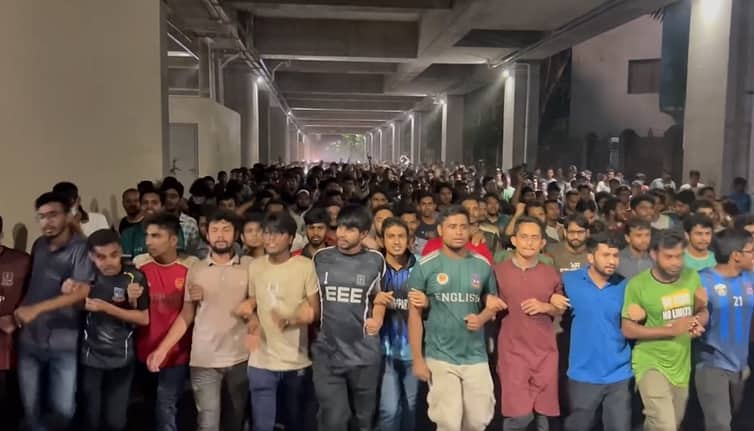 স্লোগানে উত্তাল রাতের ঢাবি, বিক্ষোভ শিক্ষার্থীদের DU