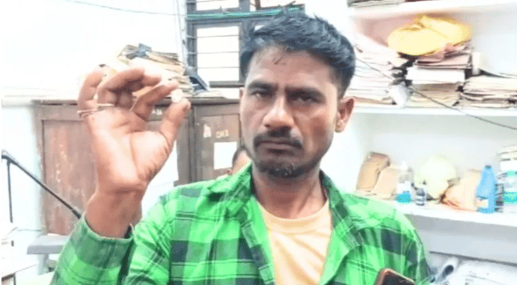 মাটি খুঁড়ে হীরা পেয়ে রাতারাতি কোটিপতি ভারতের রাজু গাউন্দ
