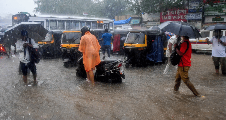 বৃষ্টিতে বিপর্যস্ত ভারতের মহারাষ্ট্র, মুম্বাইয়ে রেড অ্যালার্ট জারি