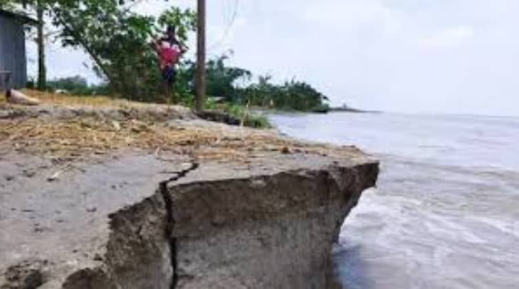 তিস্তার ভাঙনে নদীগর্ভে যেতে বসেছে দুইটি স্কুল Teesta