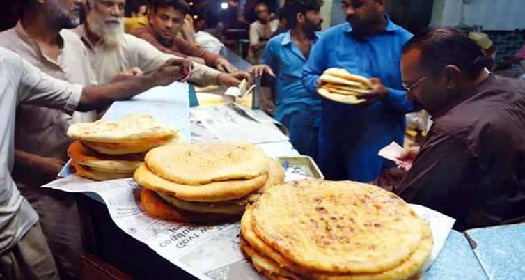 একটা রুটির দাম আকাশচুম্বী, হিমশিম খেতে হচ্ছে পাকিস্তানিদের large image pakistan roti