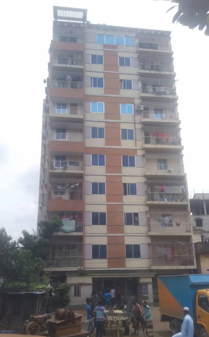 গাজীপুরে বহুতল ভবনের ছাদ থেকে পড়ে গেল নিরাপত্তাকর্মীর গ্রাণ