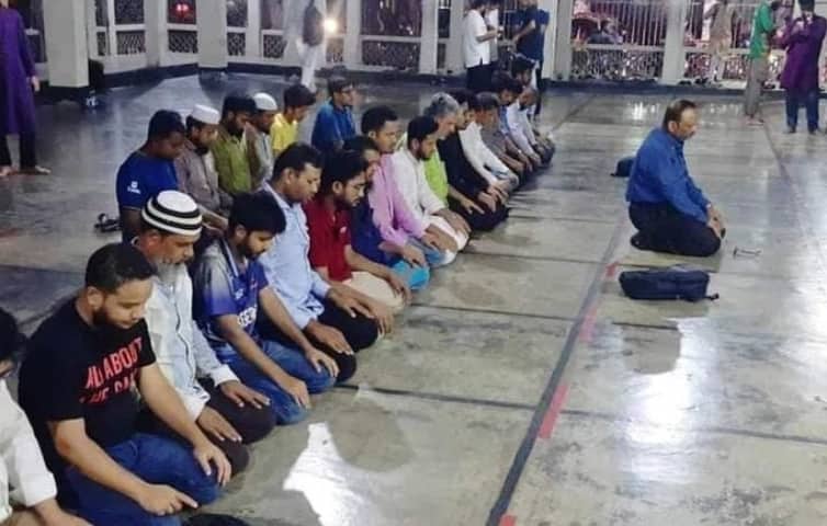 ঢাবির নতুন ভিসির ইমামতিতে নামাজ আদায় করলেন শিক্ষার্থীরা