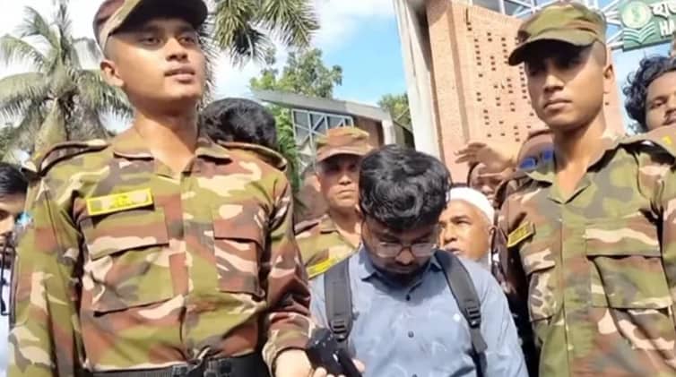 ছাত্রলীগ কর্মীকে জুতার মালা পরিয়ে সেনাবাহিনীর হাতে দিল শিক্ষার্থীরা