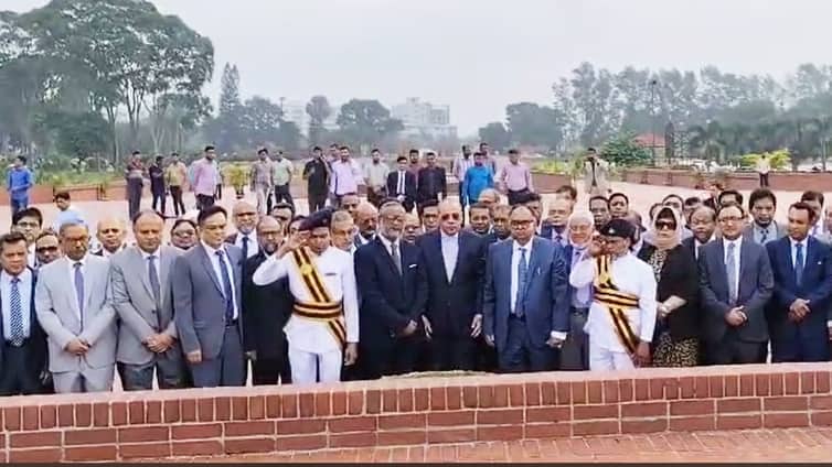 জাতীয় স্মৃতিসৌধে প্রধান বিচারপতির শ্রদ্ধা