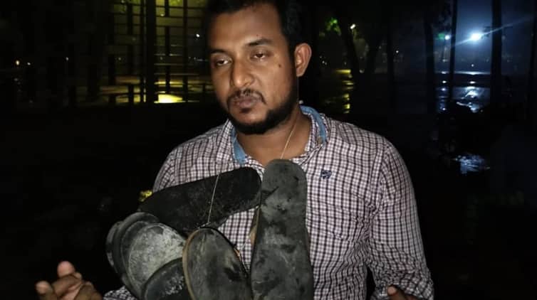 ছাত্রলীগ নেতাকে জুতার মালা পরিয়ে পুলিশে দিলেন ঢাবি শিক্ষার্থীরা