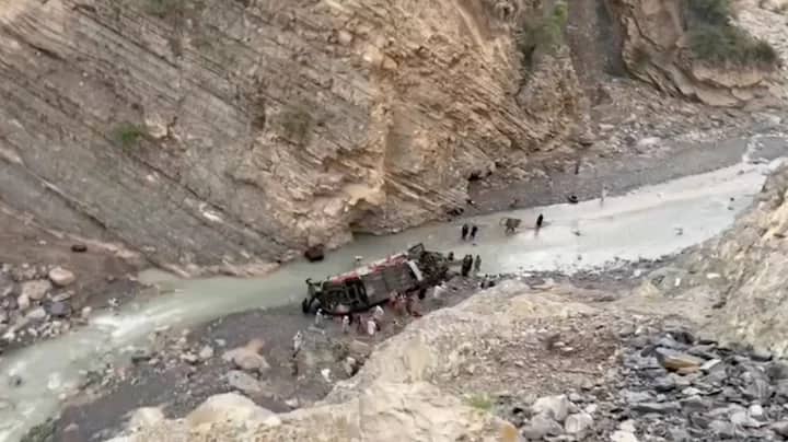 পাকিস্তানে বাস খাদে পড়ে নিহত ২২ Bus
