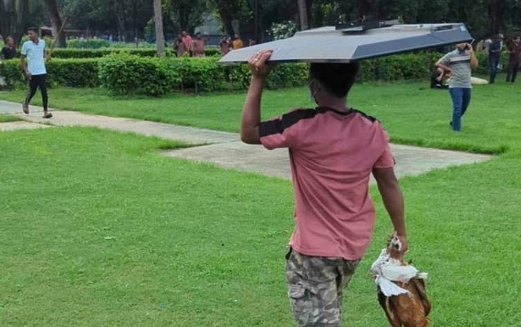গণভবনে ঢুকে যে যা পারছে নিয়ে যাচ্ছে Gono Bobon