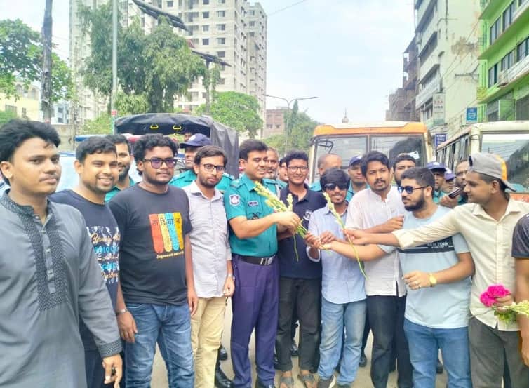 পুলিশকে ফুল দিয়ে বরণ করল জবি শিক্ষার্থীরা JU