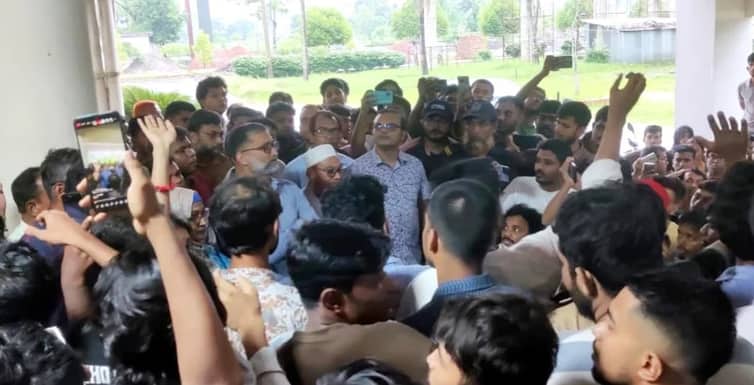 খুবি উপাচার্যের পদত্যাগ না করার দাবিতে শিক্ষার্থীদের বিক্ষোভ KU