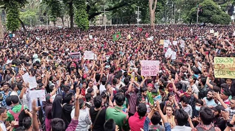 ঢাকার রাজপথ ছাত্র-জনতার দখলে Students