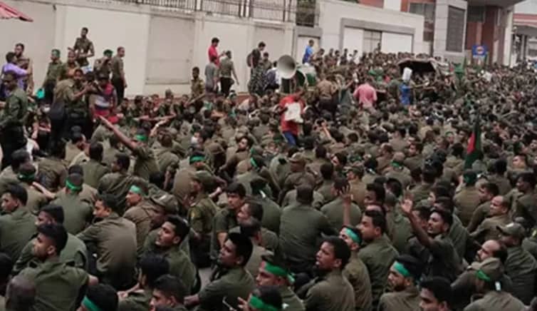 সচিবালয় ঘেরাও করতে এসে চাকরি হারালেন যত জন আনসার আনসার ও গ্রাম প্রতিরক্ষা