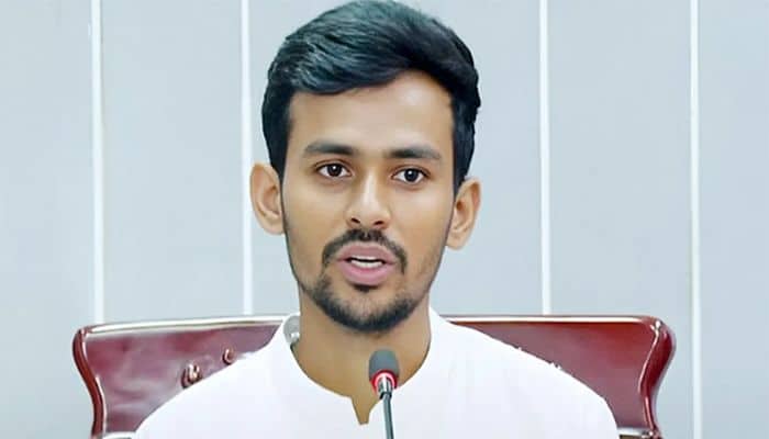 ব্যানার-ফেস্টুনে নিজের ছবি দেখে ফেসবুকে পোস্ট উপদেষ্টা আসিফের উপদেষ্টা আসিফ