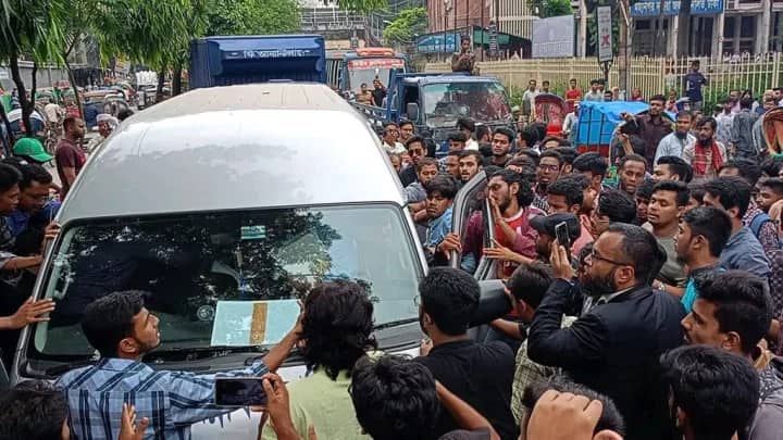 গুরুত্বপূর্ণ নথি নিয়ে পালানোর অভিযোগে জবির গাড়ি আটক করল শিক্ষার্থীরা গাড়ি আটক