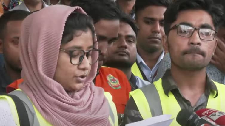 বিমানবন্দরে প্রবাসীদের হয়রানি বন্ধে মাঠে নেমেছেন শিক্ষার্থীরা বিমানবন্দরে প্রবাসীদের হয়রানি