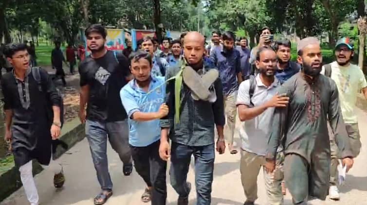 জুতার মালা পরিয়ে ছাত্রলীগ নেতাকে ক্যাম্পাস ছাড়া করলো সাধারণ শিক্ষার্থীরা BSL