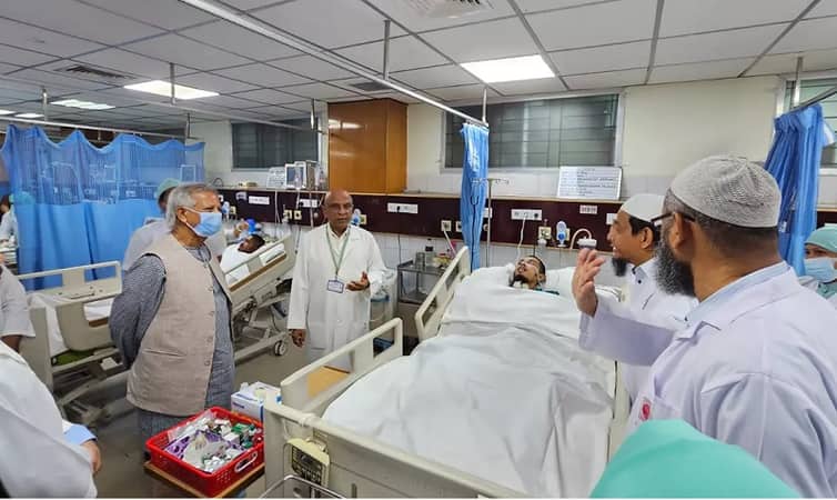 আহতদের দেখতে নিউরোসায়েন্স হাসপাতালে প্রধান উপদেষ্টা মুহাম্মদ ইউনূস