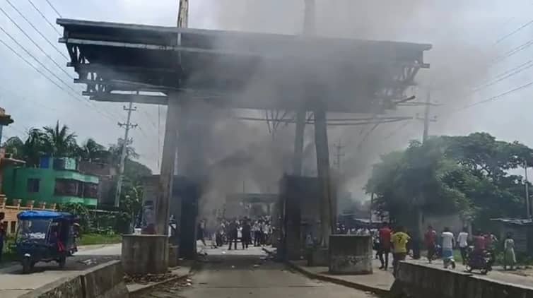 শহিদ রফিক সেতুর টোল প্লাজায় আগুন দিয়েছে ছাত্র-জনতা টোল প্লাজায় আগুন