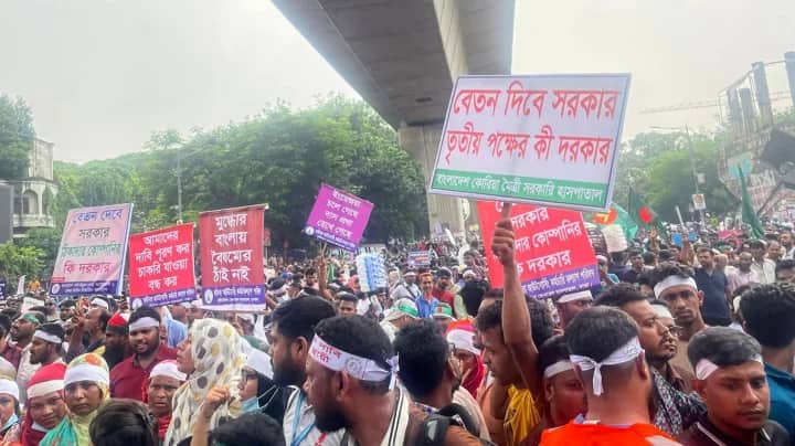সরকারের আশ্বাসে শাহবাগ ছাড়ল অবরোধকারীরা