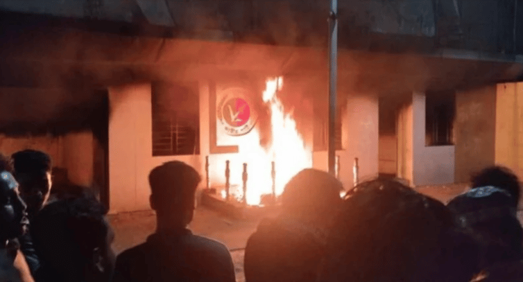 জাতীয় পার্টির প্রধান কার্যালয়ে ভাঙচুরের পর আগুন