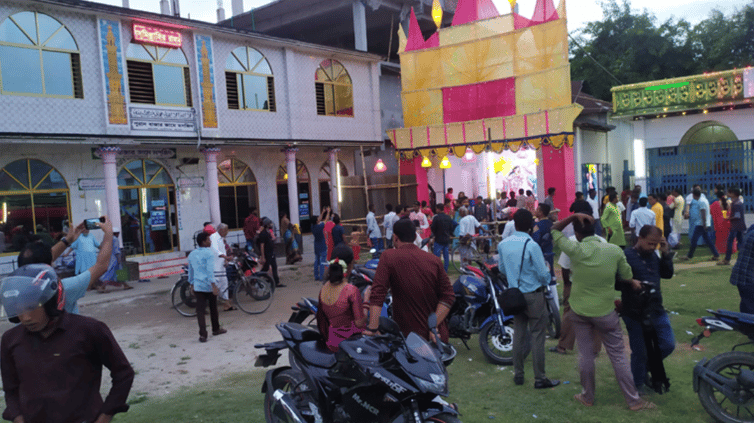 মসজিদ-মন্দিরের এমন সহাবস্থানের দৃশ্য নিজে না দেখলে বিশ্বাস করা কঠিন