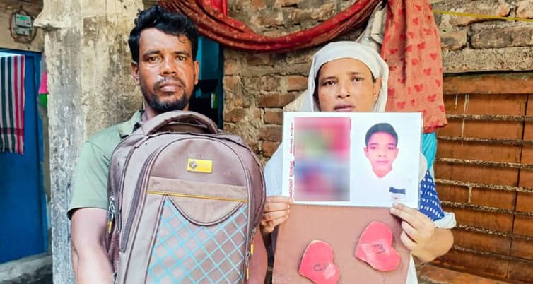 আমার কিছু হলে দে.হটা মায়ের কাছে পৌঁছে দিও Student
