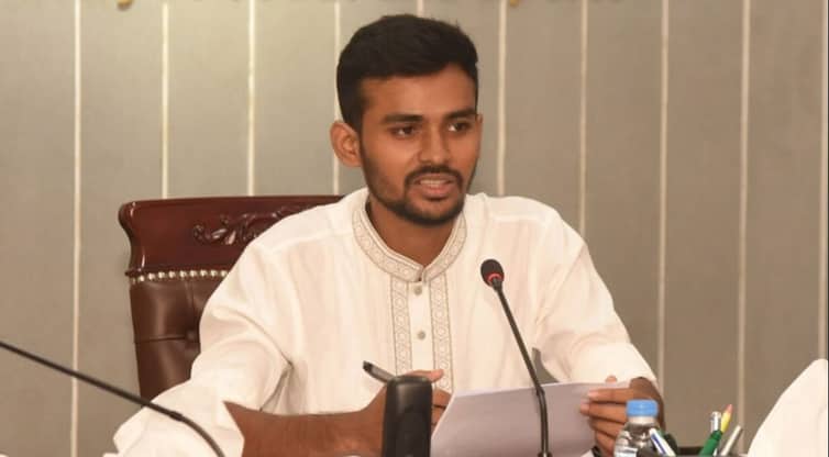 চার ঘণ্টা করে ট্রাফিকের দায়িত্বে থাকবে শিক্ষার্থীরা: উপদেষ্টা আসিফ ক্রীড়া উপদেষ্টা