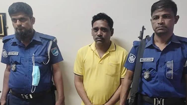 সাবেক ডিবি হারুনের ‘ক্যাশিয়ার’ মোকাররম চেয়ারম্যান গ্রেপ্তার