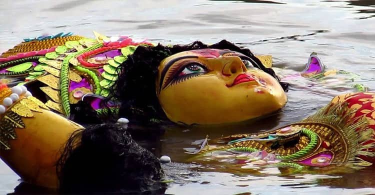 প্রতিমা বিসর্জনে শেষ হচ্ছে দুর্গোৎসব প্রতিমা বিসর্জন