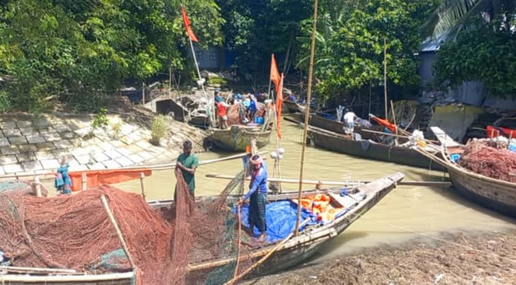 পদ্মা-মেঘনায় মাছ ধরায় ২২ দিনের নিষেধাজ্ঞা শুরু podda meghna