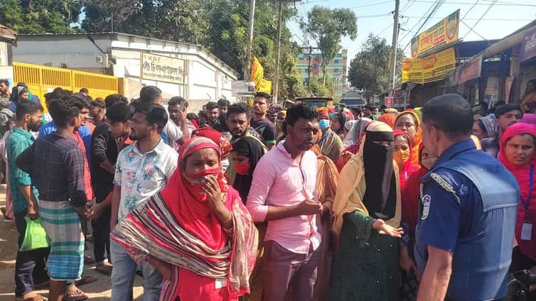 গাজীপুরে বকেয়া বেতনের দাবিতে পোশাক শ্রমিকদের সড়ক অবরোধ