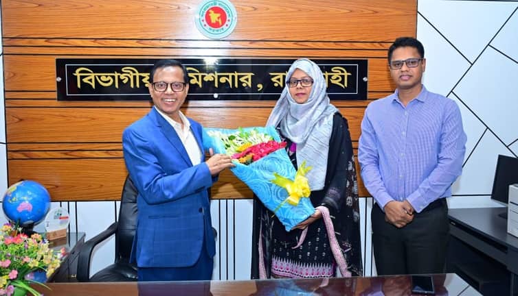 রাজশাহীর প্রথম নারী ডিসিকে শুভেচ্ছা জানালেন বিভাগীয় কমিশনার