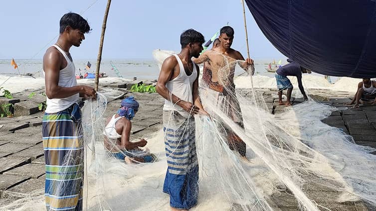 নিষেধাজ্ঞা কাটিয়ে ইলিশ ধরার অপেক্ষায় জেলেরা