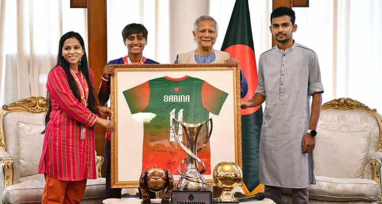 নারী ফুটবলারদের সমস্যা লিখিতভাবে চাইলেন ড. ইউনূস DR Yunus