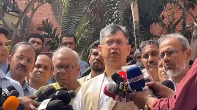 আহতদের দেখতে পঙ্গুতে বিএনপি নেতারা, দিলেন ৫ লাখ টাকা