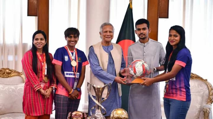 নারী ফুটবলারদের সমস্যা লিখিতভাবে চাইলেন ড. ইউনূস প্রধান উপদেষ্টা ড. মুহাম্মদ ইউনূস