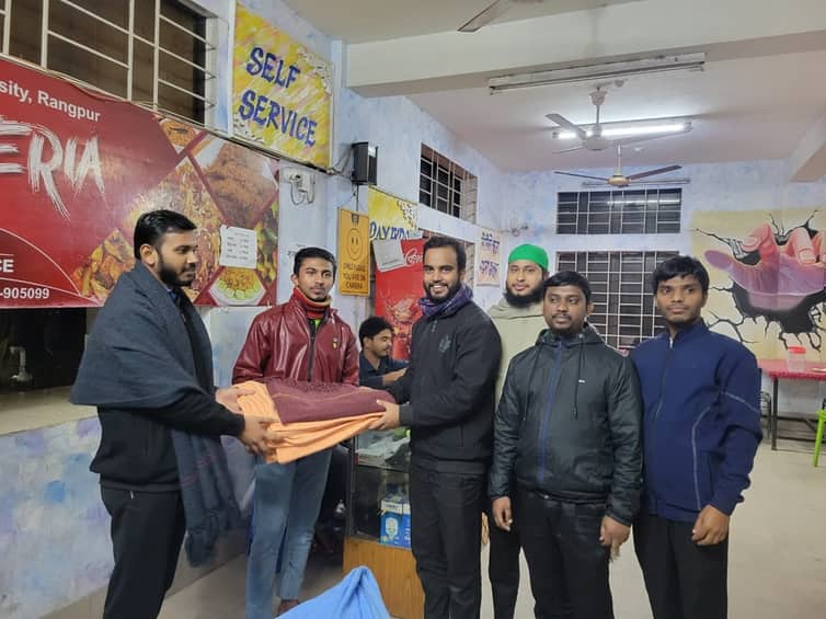 বেরোবিতে শিবিরের শীতবস্ত্র বিতরণ