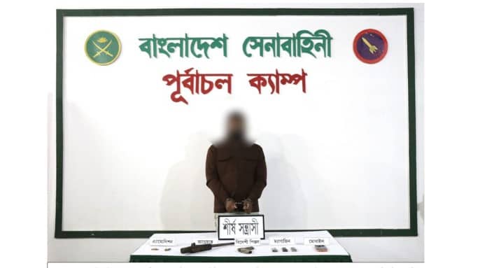 রূপগঞ্জে সেনাবাহিনীর অভিযানে শীর্ষ সন্ত্রাসী আটক, বিদেশি পিস্তলসহ অস্ত্র উদ্ধার শীর্ষ সন্ত্রাসী আটক