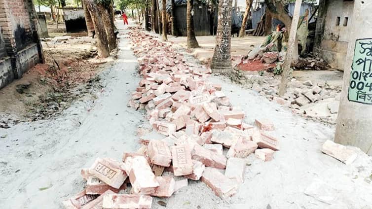নির্মাণাধীন সড়কের ইট