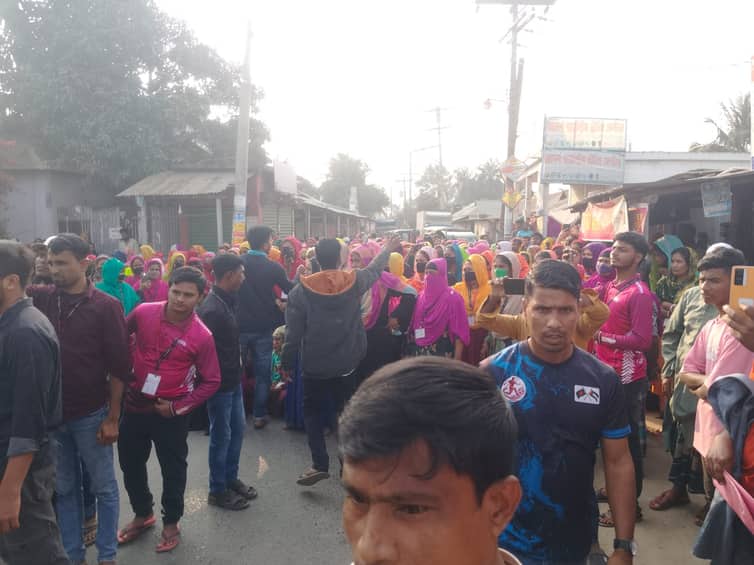 গাজীপুরে বেতনের দাবিতে সড়ক অবরোধ, পুলিশের লাঠিপেটা WhatsApp Image 2026-01-22 at 6.45.53 PM (2)