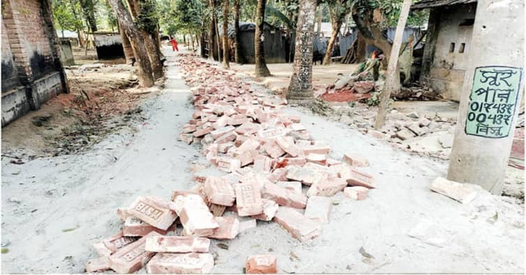 সড়কের ইট তুলল