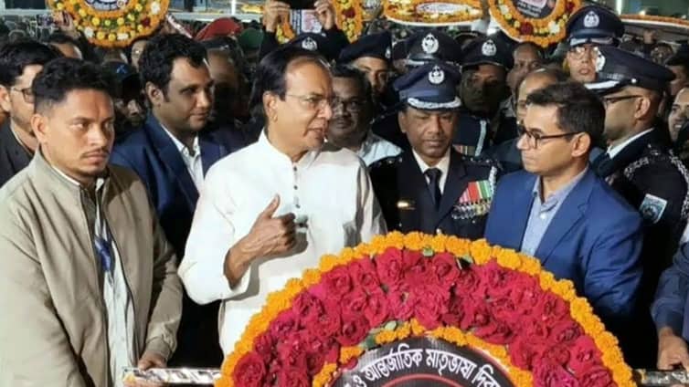 শহীদ বেদীতে নিজের নামে পুষ্পস্তবক না পেয়ে বিব্রত মন্ত্রী দুলু মন্ত্রী দুলু