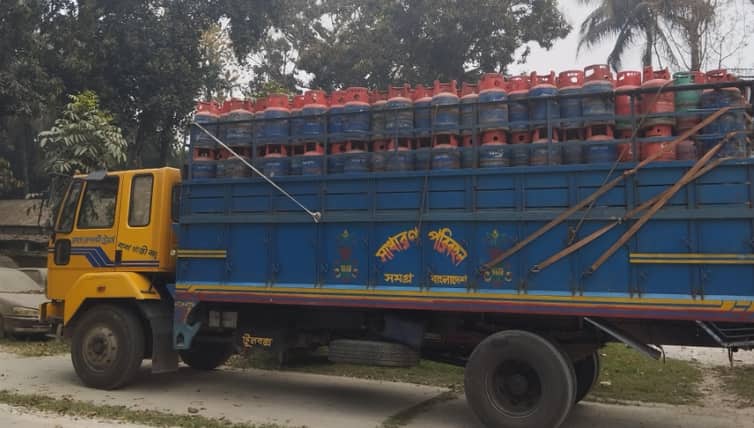 লালমনিরহাটে সিলিন্ডারবাহী ট্রাকে গাঁজাসহ গ্রেফতার ২