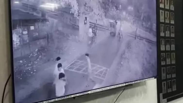 রাবিতে প্রকাশ্যে ধূমপান করতে নিষেধ করায় সিনিয়রের ওপর হামলা Dhumpan