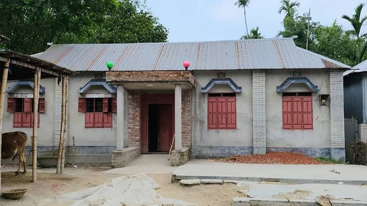 ত্রাণের টিন ধনীর ঘরে, সমালোচনার মুখে ফেরত দিলেন বিএনপি নেতা বিএনপি নেতা
