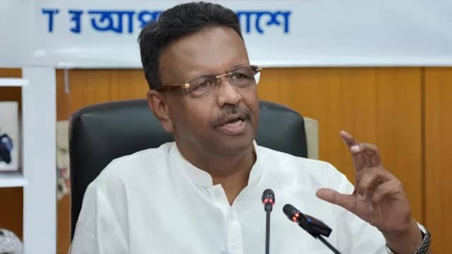 পদ ছাড়লেন