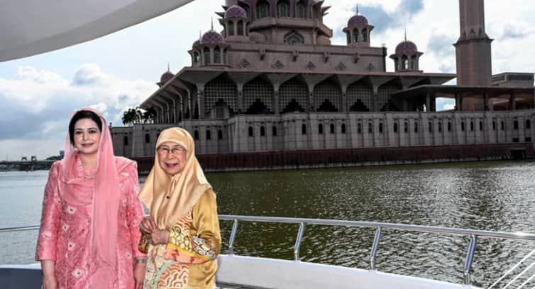 মালয়েশিয়ার প্রধানমন্ত্রীর স্ত্রীর সাথে লেক ভ্রমণে ডা. জুবাইদা Lake