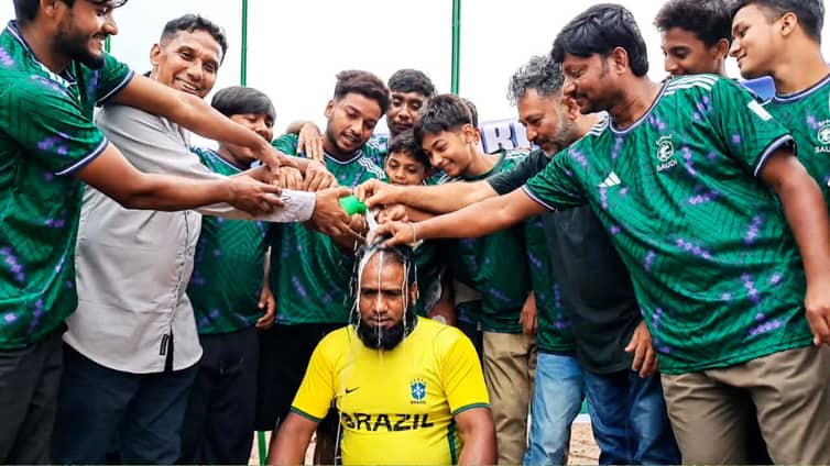 দুধ দিয়ে গোসল করে ব্রাজিলের সমর্থন ছেড়ে সৌদি আরবের সমর্থক হলেন মিন্টু