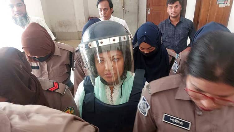 আদালতে মমতাজকে দেখে অনেকে গাইলেন ‘বুকটা ফাইট্টা যায়’ mamtaj-begum
