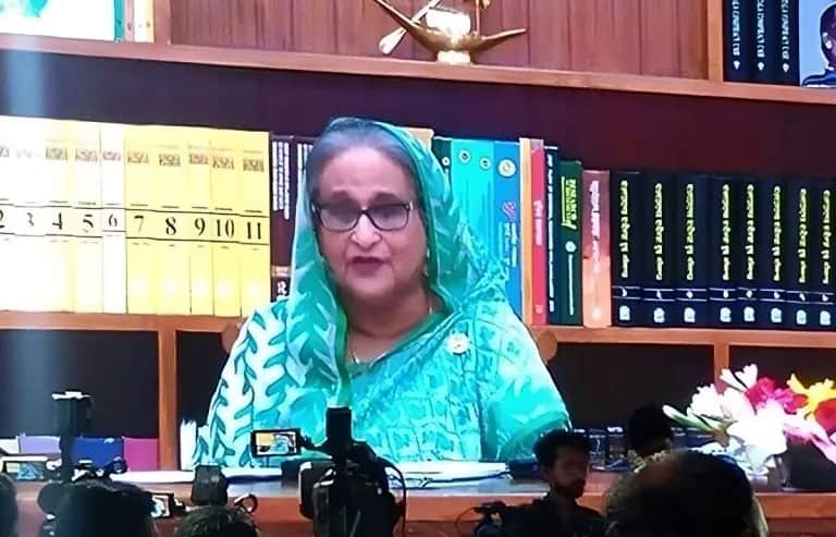 চা-শ্রমিকদের কষ্টের কথা শুনে আবেগে কেঁদে ফেললেন প্রধানমন্ত্রী
